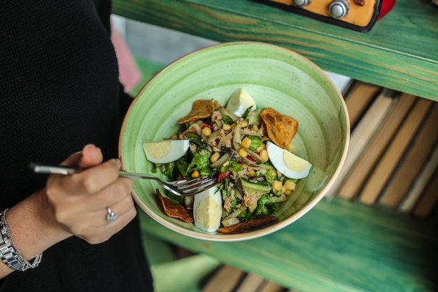 Kostenloses Foto grüne salat gurke tomatenkörner eier sauce