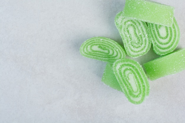 Grüne süße Marmelade auf weißem Hintergrund. Hochwertiges Foto