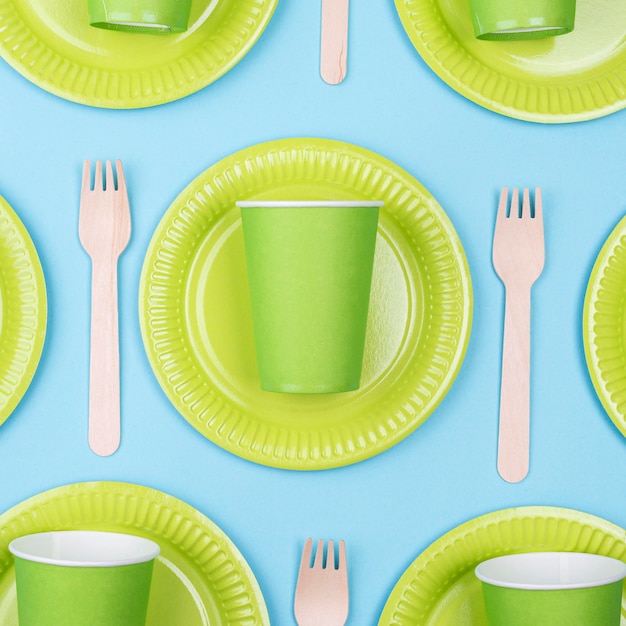 Grüne Teller mit Tassen und Besteck