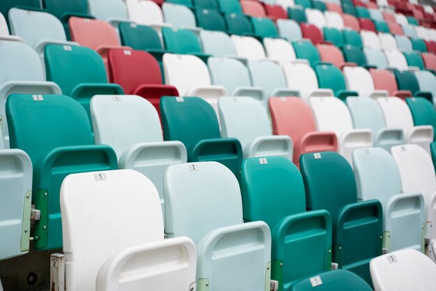 Grüne und weiße Tribünen im niedrigen Winkel der Arena