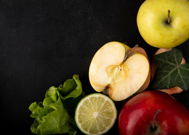 Grüner Apfel der Draufsicht mit der Scheibe des roten Apfelsalats und des Kopierraums auf schwarzem Hintergrund