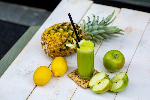 Grüner Apfelsaft mit Apfelscheiben garniert