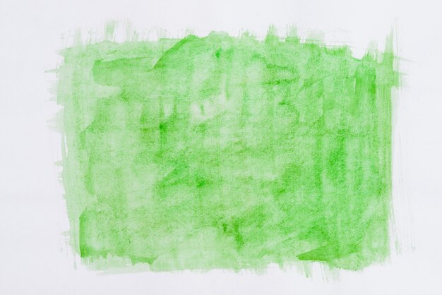 Grüner Aquarellpinselstrich auf weißem Hintergrund