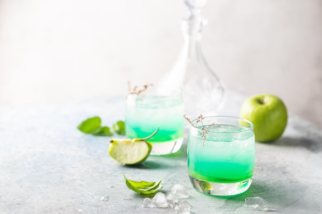 Grüner Cocktail mit Äpfeln