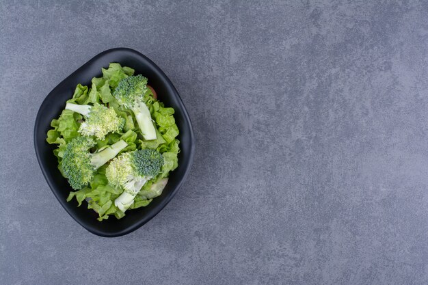 Grüner frischer Brokkoli isoliert auf blauer Oberfläche