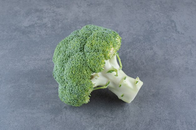 Grüner frischer Brokkoli isoliert auf blauer Oberfläche