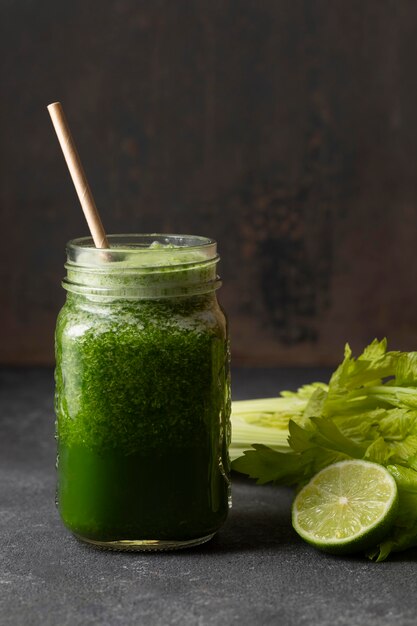 Grüner gesunder Smoothie der Vorderansicht im Glas