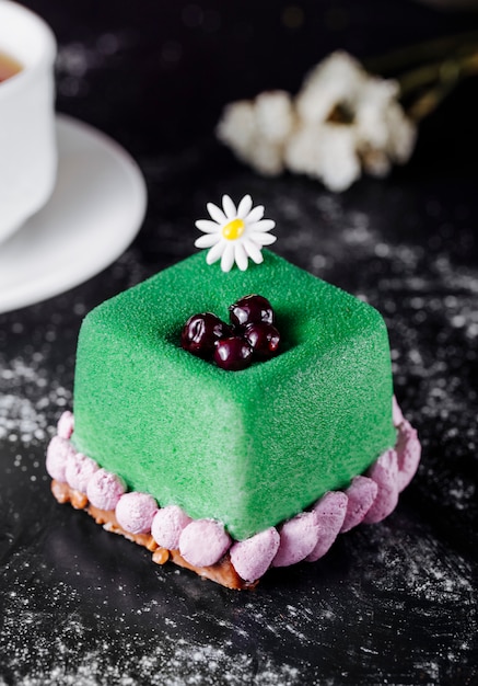 Grüner Kuchen mit Beeren auf der Oberseite