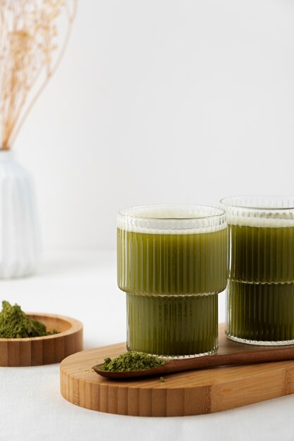 Grüner Matcha-Tee mit Stillleben