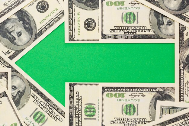 Grüner Pfeil mit Banknoten