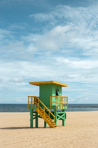 Kostenloses Foto grüner rettungsschwimmerturm am strand