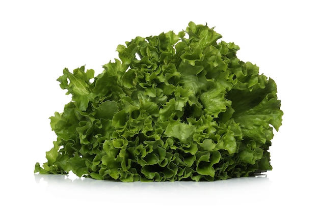 Grüner Salat auf einer weißen Oberfläche