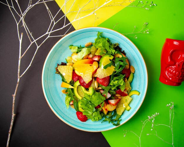 Grüner Salat mit Avocadosalat-Orangen-Erdbeer-Pfirsich