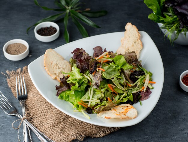 grüner Salat mit Crutones auf dem Tisch