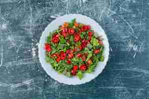 Kostenloses Foto grüner salat mit gehackten roten chilischoten.