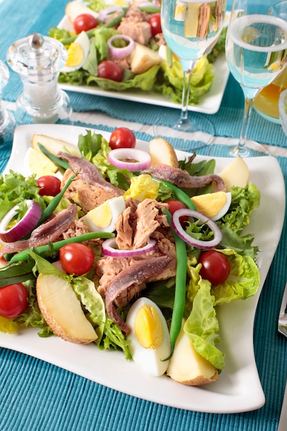 Grüner Salat mit Thunfisch und roten Zwiebeln