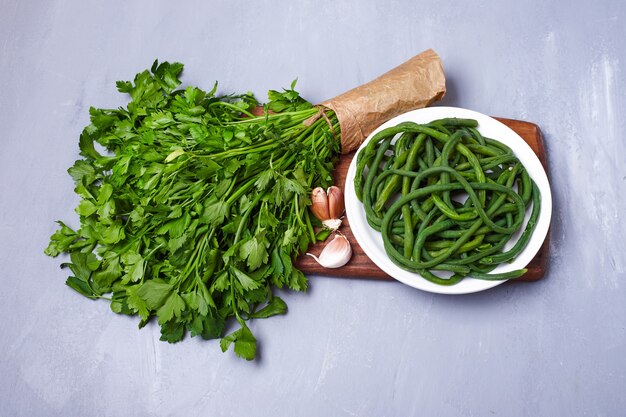 Grüner Salat und Kräuter auf blau