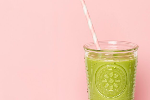 Grüner Smoothie der Vorderansicht im Glas mit Kopierraum