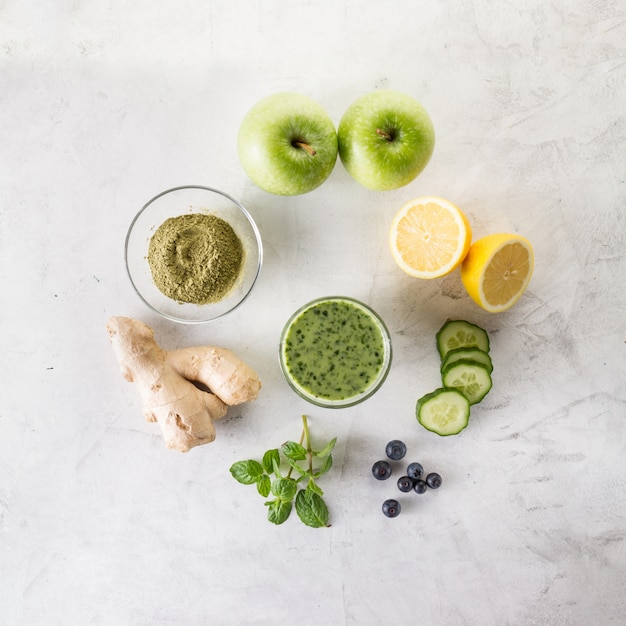 Grüner Smoothie mit Zutaten