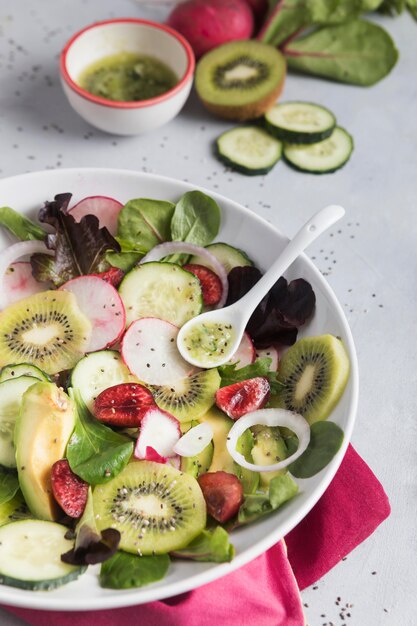 Grüner Sommersalat hohe Ansicht