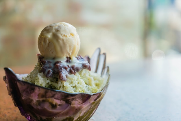 Grüner Tee Eis Schneeflocke mit Eis und roter Bohne