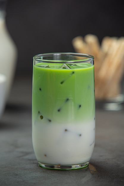 Grüner Tee, frische Milch, serviert mit leckeren Snacks.