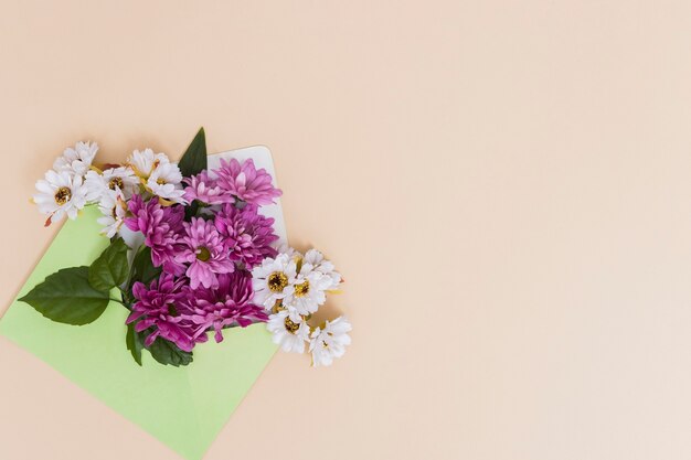 Grüner Umschlag mit bunten Blumen