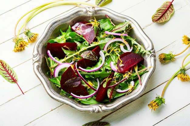 Grüner vegetarischer salat aus rüben und grünzeug.veganes menü.gemischte kräuter