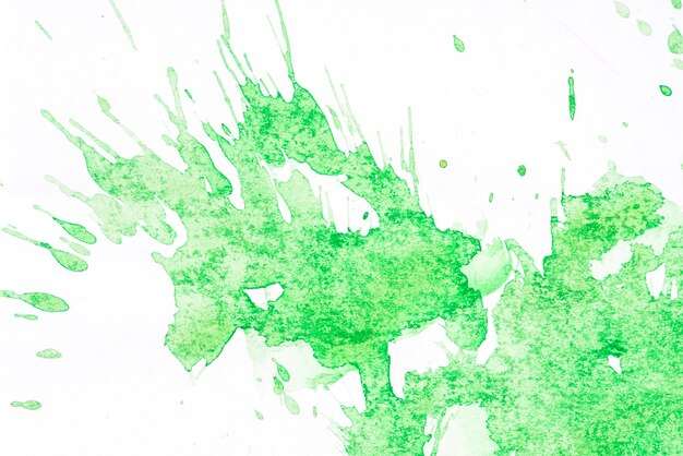 Grünes Aquarellspritzen lokalisiert über weißem Hintergrund