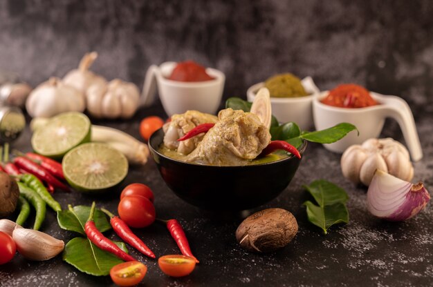 Grünes Curry aus Hühnchen, Chili und Basilikum mit Tomaten, Limetten, Kaffirlimettenblättern und Knoblauch.