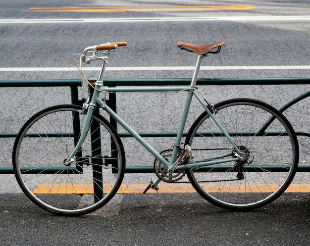 Kostenloses Foto grünes fahrrad mit braunen und schwarzen details