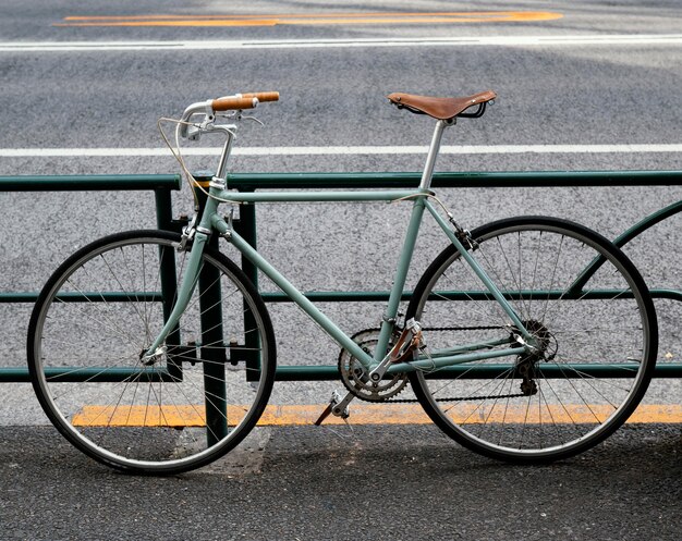 Grünes Fahrrad mit braunen und schwarzen Details