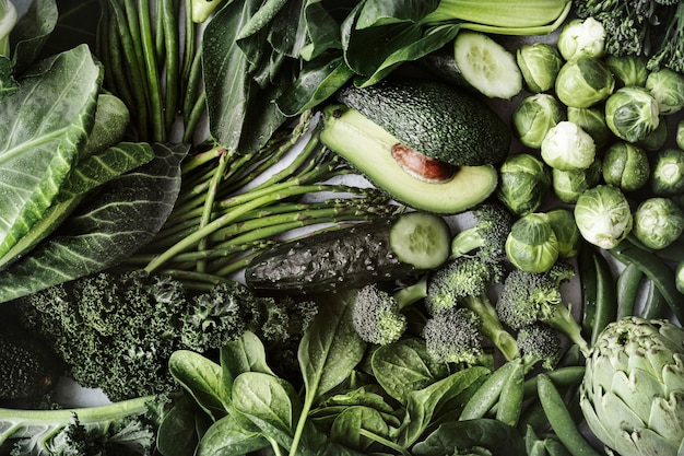 Grünes Gemüse flach legen für eine gesunde Ernährung