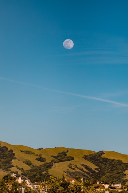 Kostenloses Foto grünes grasfeld unter blauem himmel während des tages