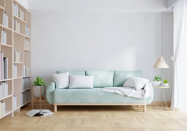 Grünes Sofa im weißen Wohnzimmer mit Kopienraum