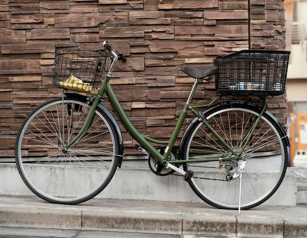 Kostenloses Foto grünes vintage fahrrad mit körben