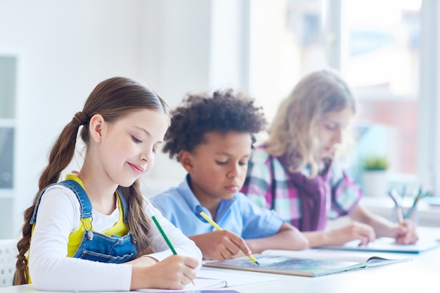 Kostenloses Foto grundschüler