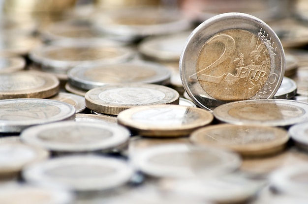 Grungy 2 Euro Münze mit Münzen auf Hintergrund