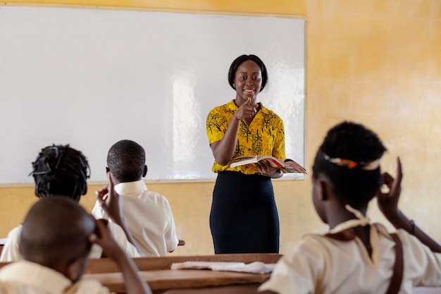 Gruppe afrikanischer Kinder, die auf Klasse achten