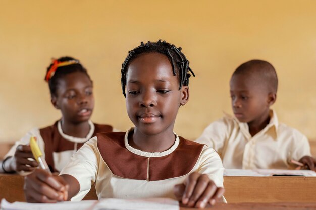 Gruppe afrikanischer Kinder im Klassenzimmer