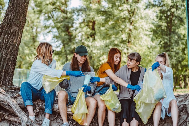 Gruppe Aktivistenfreunde, die Plastikabfall am Park sammeln. Umweltschutz.