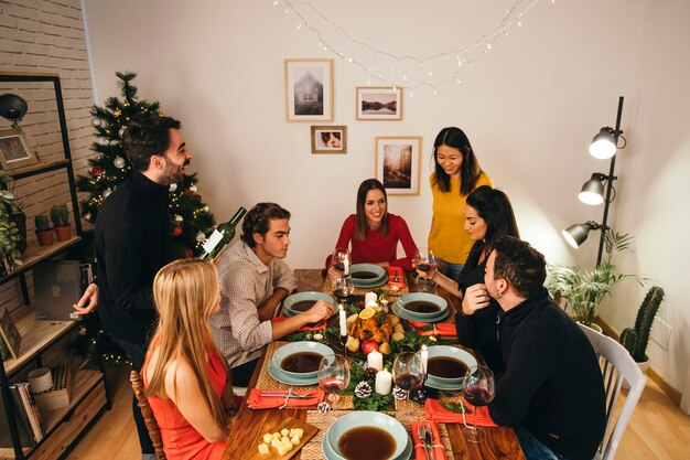 Gruppe beim Weihnachtsessen