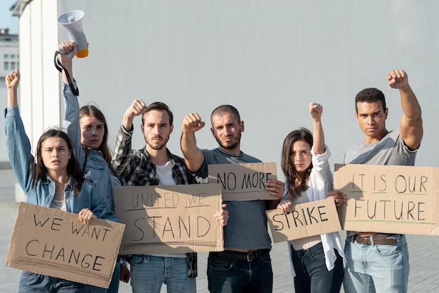 Kostenloses Foto gruppe demonstranten, die zusammen marschieren