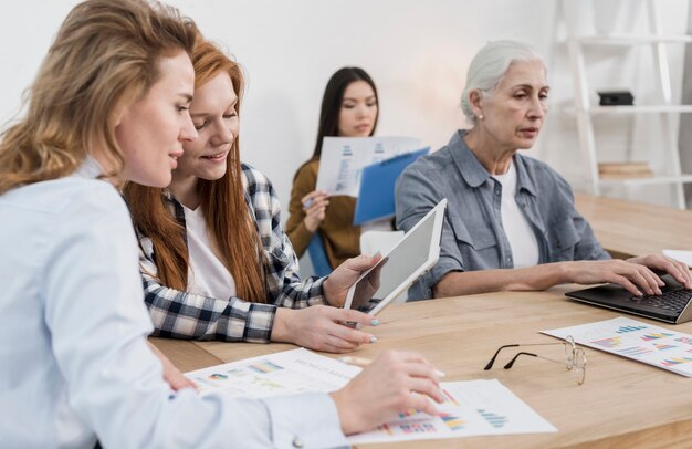 Gruppe erwachsene Frauen, die zusammenarbeiten