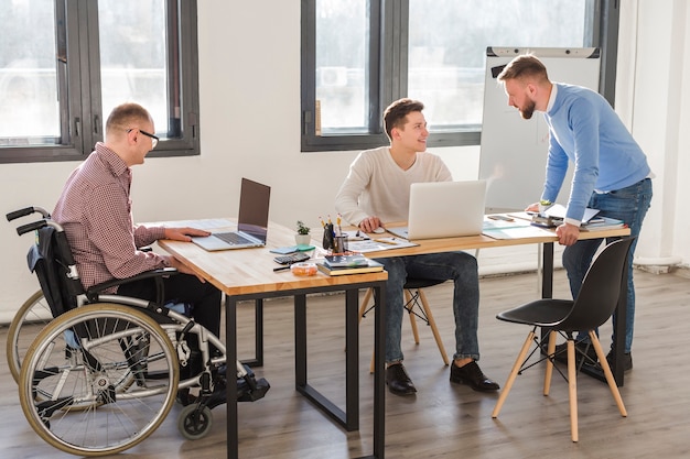 Gruppe erwachsener Arbeiter im Büro zusammen