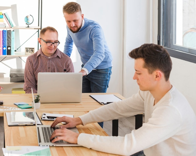 Gruppe erwachsener Männer zusammen im Büro