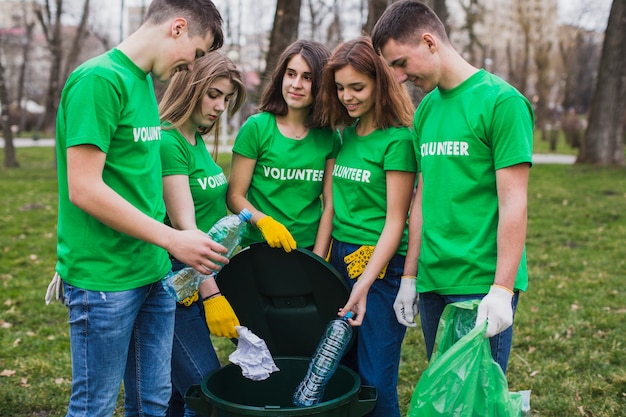 Gruppe Freiwilliger, die Abfall sammeln