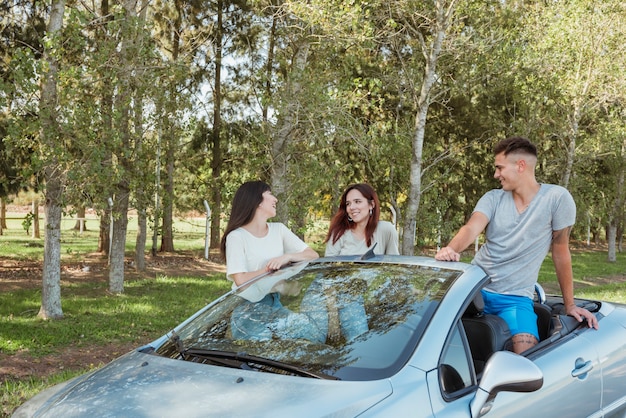 Kostenloses Foto gruppe freunde, die eine autoreise tun