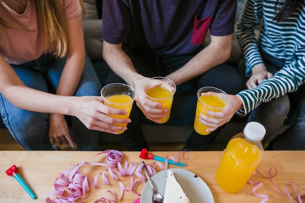 Gruppe Freunde, die für Geburtstag rösten