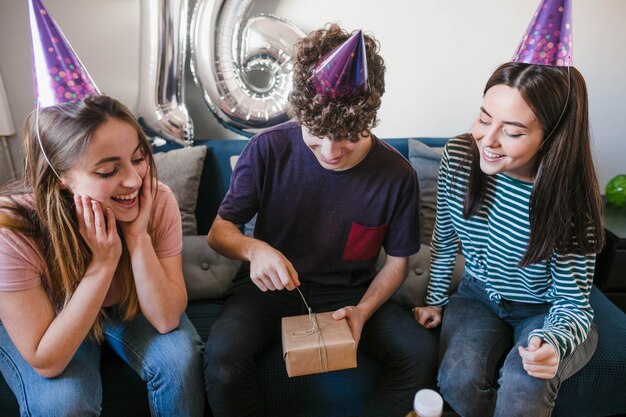 Gruppe Freunde, die Geschenke auspacken